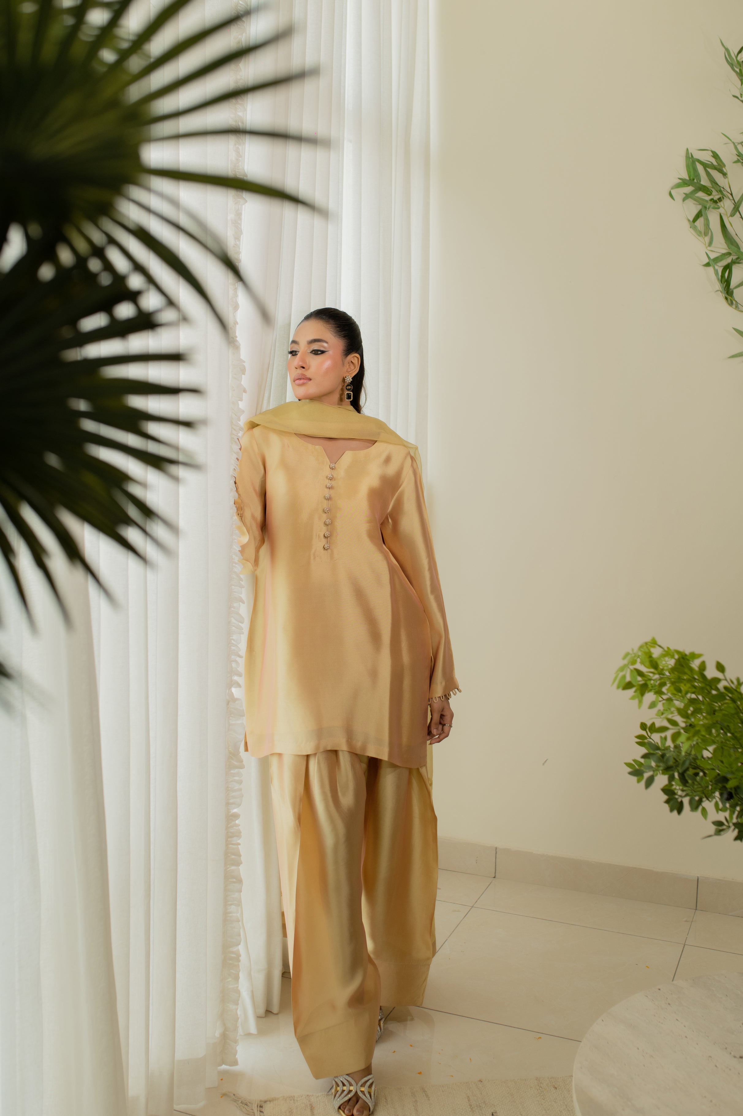 pakistani dresses
pakistani clothes
organza duppata
farshi shalwar
shalwar kameez
solids
classics
golden
eid inspo
eid outfit
eid2025
what to wear on eid 