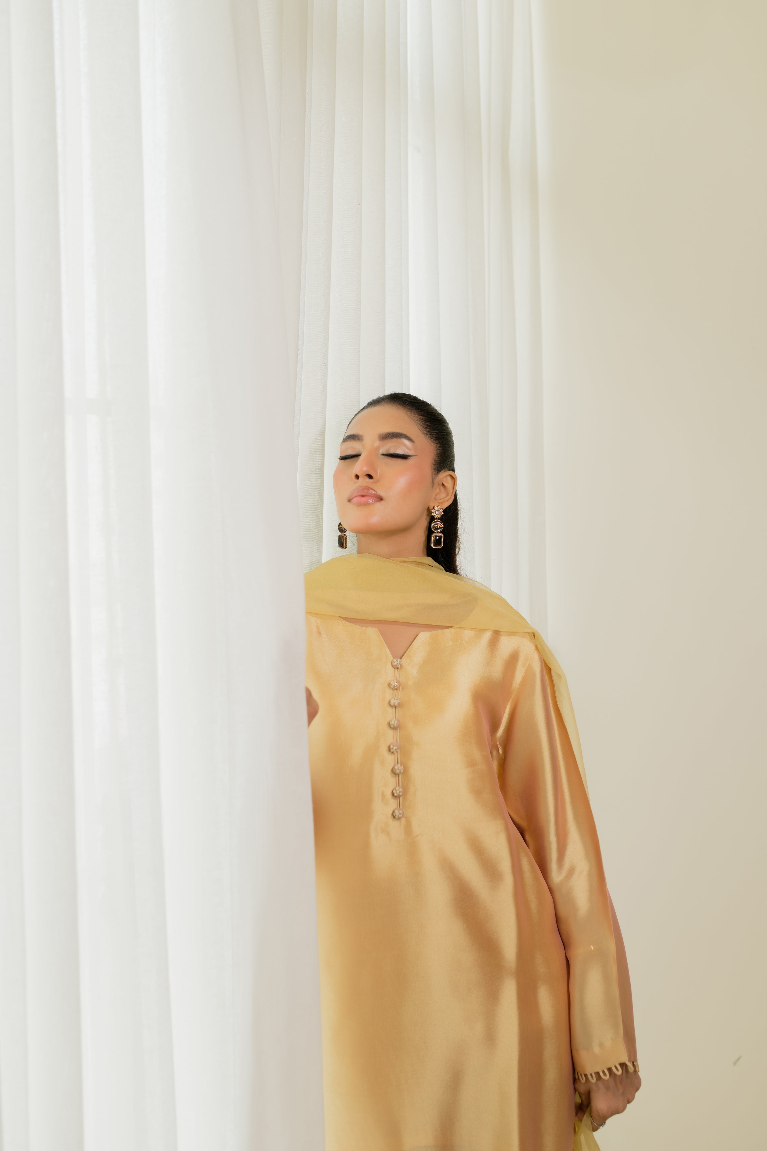 pakistani dresses
pakistani clothes
organza duppata
farshi shalwar
shalwar kameez
solids
classics
golden
eid inspo
eid outfit
eid2025
what to wear on eid 
